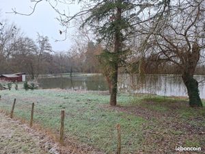 étang avec cabanon de pecheur