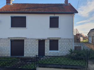 MAISON A LOUER avec terrain  garage et dépendances