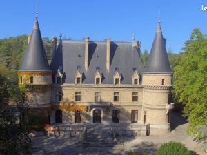 Bureaux à louer dans château – Plateau 220 m² ou surfaces 26–34 m² – Parking