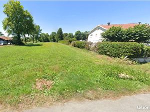 Lannemezan  très beau terrain plat 3300m2 divisible  eau edf égout en bordure