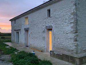 Maison en pierre de 150m2 + garage de 40 m2 sur 15000 m2 de terrain :148000 euros