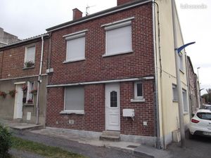 Maison située dans un quartier calme  proche du centre ville  de la voie rapide  des école