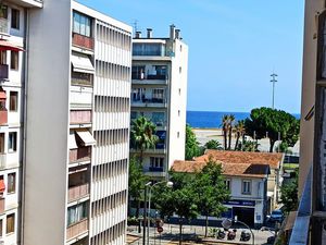 T3 traversant 60m² – Terrasse + balcon – Lumineux – Tram Cassin