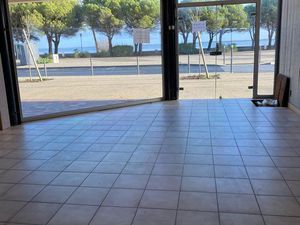 Maubuisson local 100m2 face au lac