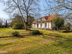 Maison familiale de 220 m2 offrant 6 chambres  construite sur une belle parcelle d’environ