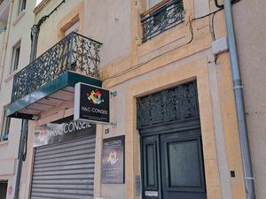 Immeuble en monopropriété 240 m² avec local commercial  appartement et garage Nîmes Roosev