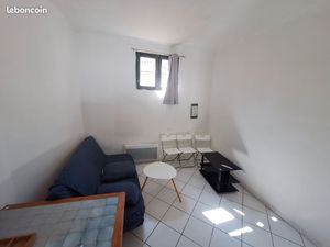 Vend studio entièrement meublé