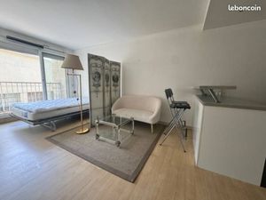 Grand studio proche Mairie 11e