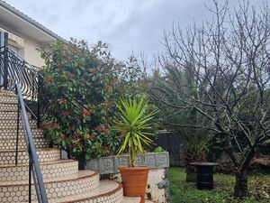 Maison individuelle avec garage et jardin arboré