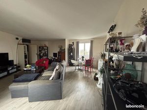 Appartement F4 77m² (Chauffage compris dans les charges) - Balcon + Garage fermé + Cave