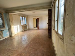 Maison de ville à rénover avec cour