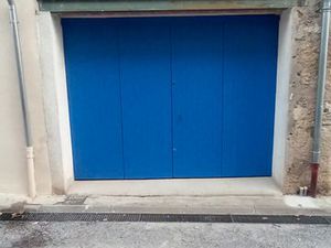 Emplacement de stationnement dans un grand garage