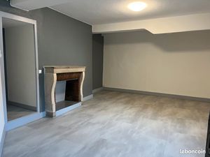 Loue F2 rénové au centre ville au pied de la Collégiale
