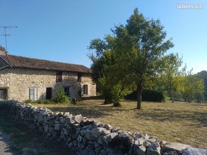 Maison en pierres avec jardin  puits et ancien four à pain