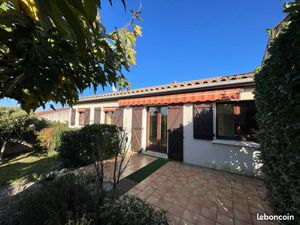 Maison de plain-pied avec joli jardin