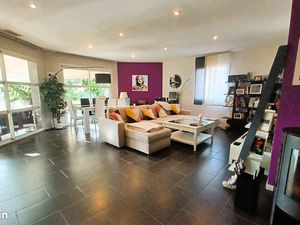 Belle et grande maison contemporaine de plain pied avec grand jardin et superbe piscine