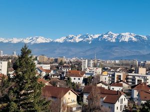 T3 Meublé avec balcon  cave  parkings gratuits