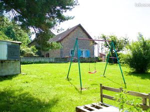 Maison en pierre avec grand jardin à la campagne