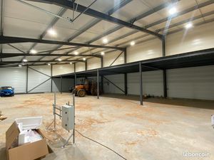 Local professionnel 612 m2 divisible 70E/M2/an
