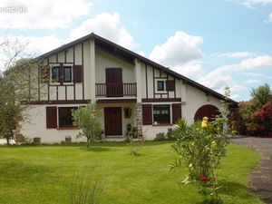 Belle propriété  vue dominante  plein sud  autonome énergie  grand terrain trés calme