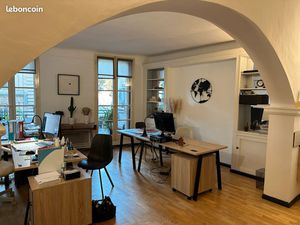 Bureau lumineux 29 m² – Centre historique Aix-en-Provence  face à la mairie