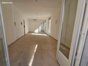 Local bureau pche gare comédie tribunal