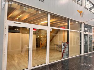 Beau local professionnel en duplex aménagé de 90 m²