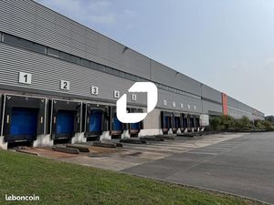 Local industriel 8 219 m²