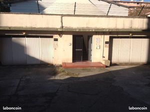 PARKING MOTO couvert et sécurisé