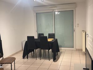 Disponible immédiatement  joli T2 en rez-de-chaussée  très bien situé à VANNES  avec cuisi