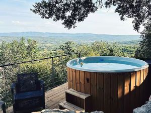 Appartement de charme avec jacuzzi  terrasse  boulodrome et vue panoramique sur le Luberon