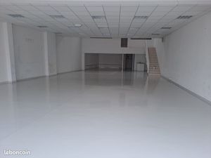 A louer locaux de 250 m2 avec 2 bureaux