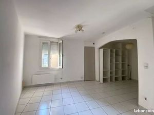 Appartement - 2ème étage - 30 60 m2 - 1 pièce - Non meublé
