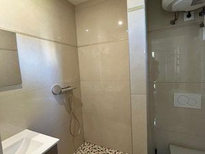 Location Studio 19m2 douche à l’italienne / WC suspendu belle prestation petite cour pour 