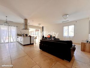 Maison 7 pièces 305 m²