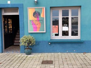 Boutique à louer à l’année en bord de place