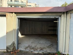 Garage 35 m² fermé à louer dans résidence sécurisée