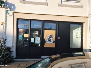 Local commercial rénové avec réserve – Emplacement n°1 – Place du marché – Pleyben