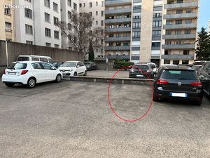 Emplacement de stationnement extérieur au RDC en face du 39 Rue Félix Jacquier  facile d’a