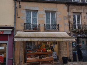 Immeuble local commercial+ appartement