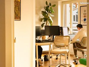 Bureau en open-space dans un coworking digital du centre-ville de Strasbourg