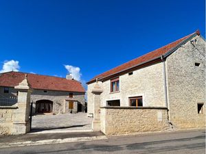 Maison en pierre avec dépendance