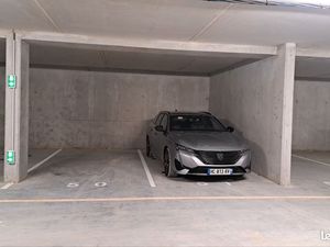 Grande place (13 5 m2) de parking souterrain dans résidence protégée
