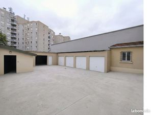 Grand entrepot de 230 metres carres et 200 metres de terasses avec 5 box bien situee a cot