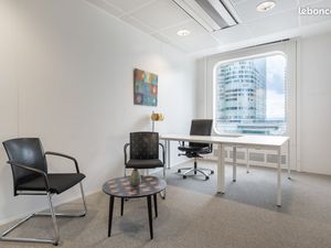 Bureau privé à louer pour 2 personnes à Paris La Defense Tour Ariane