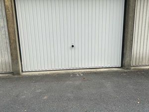 Garage box 15m2 résidence sécurisée fermée