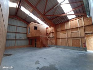 Location hangar 92 m² + 10 m² cuisine et WC