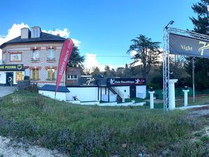 Unique murs commerciaux comprenant maison 450 m2 avec restaurant au rdc et 2 appartements 