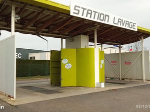 Station de lavage autos avec terrain