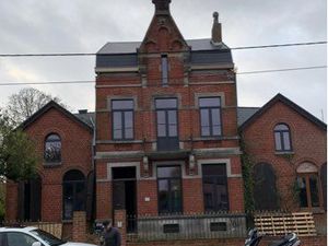 Manoir entièrement rénové à Estaimpuis – 440 m² – 8 pièces – 6 chambres